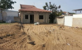 חדרה: מפקחי רשות מקרקעי ישראל פינו מרפסת וחומת לבנים שהוקמו על קרקע בבעלות המדינה גבעת אולגה פינוי בהסכמה (צילום: רשות מקרקעי ישראל)