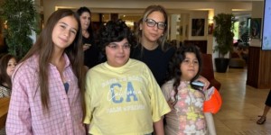 סוף החופש הגדול: פסק זמן מטיפולי הסרטן בנופש משפחתי ופגישה מרגשת עם כוכבת הילדים אביגיל ויסמן כוכבת הילדים אביגיל ויסמן עם ילדים בנופש המשפחות של האגודה למלחמה בסרטן. צילום: האגודה למלחמה בסרטן