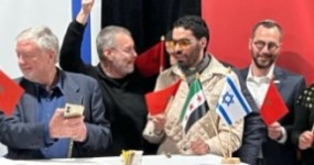 התנועה האברהמית מגבשת מסגרת אזורית לשיתוף פעולה בין-דתי במזרח התיכון משלחת בין-דתית מניפה זה לצד זה את דגלי ישראל, מרוקו והאופוזיציה הסורית בכינוס של התנועה האברהמית. צילום: Faith & Freedom News