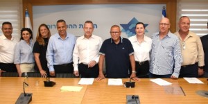 מודל תגמול חדש: נחתם הסכם קיבוצי היסטורי לעובדי משרד הביטחון מעמד חתימת ההסכם הקיבוצי במשרד הביטחון. צילום: יסמין גיל, דוברות ההסתדרות