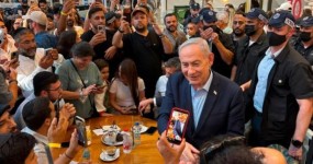 אתנחתה קצרה של קפה: ראש הממשלה נתניהו עצר לאספרסו וסודה בקפה גרג בנתניה ראש הממשלה בנימין נתניהו בקפה גרג בקניון השרון בנתניה. צילום: אסף לוי