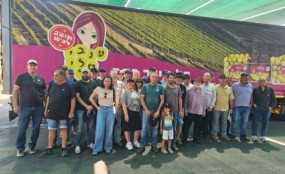 בשיא עונת קטיף הענבים: משלחת מקצועית מטעם ארגון מגדלי הפירות ביקרה בכרמים ובבית האריזה של "ענבי טלי" במושב לכיש סיור ארגון מגדלי הפירות בכרמי
