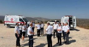 קציני משמרת ממוקד החירום של מד"א נפגשו בחוות גלעד עם הרבש"צ שנפצע בפיגוע קציני המשמרת ממוקד החירום של מרחב ירקון בסיור בשומרון. צילום: דוברות מד