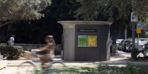 בשיתוף עיריית תל אביב-יפו ו-JCDecaux: מד"א הציב 14 עמדות דפיברילטורים חכמות על מתקני שירותים אוטומטיים עמדת מפעם (דפיברילטור) חכמה על גבי מתקן שירותים אוטומטי בתל אביב-יפו. צילום: עינב מורינו