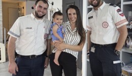 תחל שנה ולידותיה: צוות מד"א חגג יום הולדת שנה לתינוקת שנולדה בראש השנה צוות מד