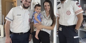 תחל שנה ולידותיה: צוות מד"א חגג יום הולדת שנה לתינוקת שנולדה בראש השנה צוות מד