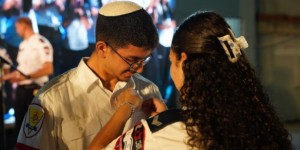 בזמן החופש הגדול: אלפי בני נוער מתנדבי מד"א בחרו ללמוד להציל חיים טקס סיום קורסי הקיץ של נוער מד