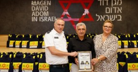 הקרן לידידות תורמת 750 אפודים קרמיים למתנדבי מד"א בהיקף של כחצי מיליון דולר - לצד אמבולנס חדש שיוצב באשקלון טקס חנוכת האמבולנס החדש ומסירת 750 האפודים הקרמיים בקריית מד