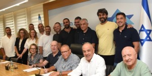 הסכם קיבוצי חדש בנמל הדרום: תוספות שכר והרחבה של תקציב הרווחה חתימת ההסכם הקיבוצי בנמל הדרום. צילום: יסמין גיל, דוברות ההסתדרות