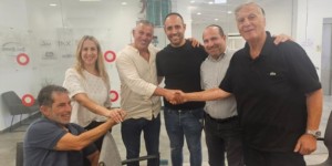 הסכם קיבוצי ראשון במפעל "סאסאטק" בגליל העליון: מענק של אלפי שקלים לכל עובד ותוספות שכר של 10% מעמד חתימת ההסכם הקיבוצי במפעל סאסאטק. צילום: דוברות ההסתדרות