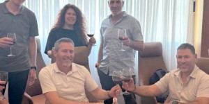 UNIT AI השלימה גיוס של 12 מיליון דולר ומשדרגת את משרדיה לכ-600 מ"ר בקמפוס הרכבת בקיסריה מימין לשמאל: מיכאל כרסנטי, רן אלישע, רונית גלס, גיא גלס וישי קרניאל. צילום: יח
