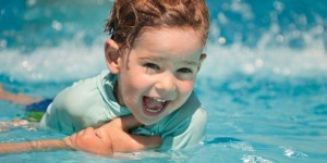 סקירת מחקרים חדשה: הידרותרפיה היא כלי יעיל לטיפול קהילתי בילדים על הרצף האוטיסטי טיפול הידרותרפיה לילדים על הרצף האוטיסטי. צילום: עמותת מרכז בועות
