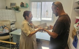 לקראת חגי תשרי: עמותת "משפחה אחת" מחלקת תלושי מזון בשווי רבע מיליון שקלים למשפחות שכולות ולפצועים נתינה לקראת החג. צילום: משפחה אחת