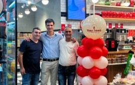 הירושלמים חוגגים בחדרה: מאפה נאמן פתחה סניף דגל בקניון עופר בהשקעה של מעל 2 מיליון שקל מימין: עופר נאמן, בן דבש ויניב רוחם. צילום: יח