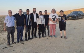 "שלום מתחיל בהיכרות": מפגש יהודי-בדואי השיק פעילות בנגב תמונה קבוצתית בסיום המפגש, על דרך עפר בין גבעות הנגב | צילום: צילום: התנועה האברהמית