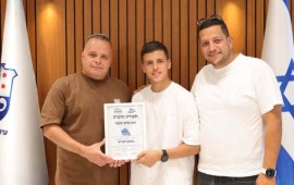 כבוד לאשקלון: תעודת הוקרה לגיא ואיתי איבגי מראש העיר גלאם ראש העיר תומר גלאם מעניק את תעודת ההוקרה לגיא ואיתי איבגי בלשכתו | צילום: עובדיה כלימי ואלדד עובדיה