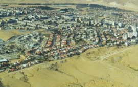 דימונה: הוכרז הזוכה במכרז למתחם מסחר ותעסוקה בשכונת אריק שרון מבט מלמעלה על דימונה. אילוסטרציה | צילום: Amos Meron / Wikimedia Commons, CC BY-SA 3.0