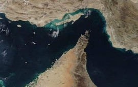 "אם איראן לא תסחר – אף אחד לא יסחר": טהרן מאיימת אחרי דחיית טראמפ מצר הורמוז מהחלל: רצועת המים הצרה בין חופי איראן בצפון לחצי האי מוסנדם בדרום | צילום: NASA (MODIS) / ויקישיתוף, רישיון נחלת הכלל
