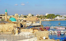 נמלים, מרינות וטיולי שיט עם ילדים: המדריך המשפחתי לכל מקום בישראל שבו עולים על סירה נמל עכו העתיק: סירות דיג עוגנות למרגלות חומות העיר הצלבנית | צילום: צילום: Dennis G. Jarvis, ויקישיתוף, CC BY-SA 2.0