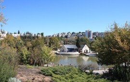 גנים בוטניים ופארקים עירוניים עם ילדים: המדריך המשפחתי המלא – מהגן הבוטני בירושלים ופארק הירקון ועד אוטופיה, עין גדי ורמת הנדיב האגם והמבנה המרכזי בגן הבוטני בגבעת רם בירושלים | צילום: צילום: Adiel lo, ויקישיתוף, CC BY-SA 3.0