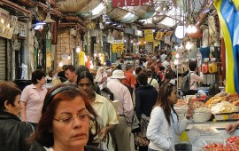 שווקים עם ילדים: המדריך המשפחתי המלא לשוקי ישראל – ממחנה יהודה ושוק הכרמל ועד ואדי ניסנאס, עכו, רמלה והשוק הבדואי קונים צפופים בסמטה מקורה בשוק מחנה יהודה בירושלים | צילום: צילום: Adam Jones, ויקישיתוף, CC BY-SA 2.0