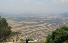 מצפורים ותצפיות נוף עם ילדים: המדריך המשפחתי המלא – מהארבל והחרמון ועד הכרמל, ירושלים, מצדה ומכתש רמון מטיילים בתצפית מהר תבור אל עמק יזרעאל הפרוש למטה | צילום: someone10x, ויקישיתוף, CC BY 2.0