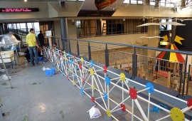 מוזיאונים ומרכזי מדע עם ילדים: המדריך המשפחתי המלא – מבלומפילד ומדעטק ועד גן המדע, שטיינהרדט ומוזיאון הילדים מיצג גשר צבעוני באולם התצוגה של מוזיאון המדע ע