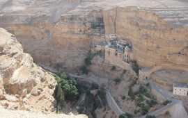 מדבר יהודה ובקעת הירדן עם ילדים: נחלים, מנזרים ומצוקים – המדריך המלא לעונת הטיולים מנזר ג׳ורג׳ הקדוש בוואדי קלט, הנוף המזוהה ביותר של מדבר יהודה | צילום: צילום: Ori~, ויקישיתוף, רישיון ייחוס