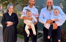 נולדו ללא דופק: הפראמדיק שהציל את התאומים פגש אותם לראשונה הפראמדיק סהר בראל עם ההורים אסתר ועידן מרקוביץ' והתאומים, במפגש לאחר השחרור מבית החולים | צילום: צילום: דוברות מד