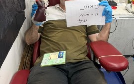 ״גם אחרי מאה פעמים זה מרגש״: ירון עולמי תרם את מנת הדם ה-100 ירון עולמי תורם את מנת הדם ה-100 שלו | צילום: דוברות מד״א