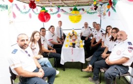 שגריר האיחוד האירופי בסוכת מד״א בלוד: ״מתפעל מההרמוניה״ ביקור שגריר האיחוד האירופי בישראל בסוכת מד״א בתחנת לוד | צילום: נמרוד ארונוב