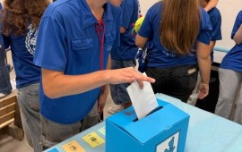 אלפי בני נוער הצביעו על עתיד החינוך ובחרו במעמד המורה חניך מצביע באחת הקלפיות שהוצבו בקנים ברחבי הארץ | צילום: הנוער העובד והלומד