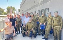 12 תלמידי בית אקשטיין באופקים קיבלו מדי צה"ל בבסיס אורים תלמידי בית אקשטיין באופקים בטקס הענקת המדים בבסיס אורים. צילום: דוברות עיריית אופקים | צילום: צילום: דוברות עיריית אופקים