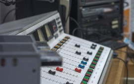 רדיו מכאן ותושבי עזה: אמון, היעדר חלופות או מציאות משותפת? אולפן שידורי רדיו. אילוסטרציה | צילום: Ethan Long / ויקישיתוף, CC BY-SA 2.0