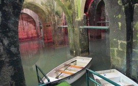 מודיעין, לוד ורמלה עם ילדים: המדריך המשפחתי המלא - מבריכת הקשתות ופסיפס לוד ועד נאות קדומים, יער בן שמן וגבעת התיתורה בריכת הקשתות ברמלה: שיט בסירת משוטים בין קשתות אבן מהמאה השמינית, מתחת לפני הקרקע | צילום: צילום: ד