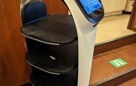 YYForce פותחת בסינגפור מרכז לאימון רובוטים דמויי אדם רובוט שירות מגיש מנות במסעדה. אילוסטרציה | צילום: Syced / Wikimedia Commons