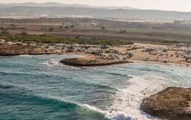 טיולים בחינם עם ילדים: 22 אתרים בישראל ללא דמי כניסה – מהגולן ועד אילת מפרצוני חוף הבונים–דור: סלעי כורכר, מים רדודים וחולות — אחד מחופי הרחצה החופשיים היפים בישראל | צילום: צילום: Liorca / ויקישיתוף, רישיון CC BY-SA 4.0