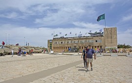 אתרי מורשת קרב ומוזיאוני צבא עם ילדים: המדריך המשפחתי המלא – מלטרון וחצרים ועד אנדרטת הנגב, גבעת התחמושת ועתלית אתר יד לשריון בלטרון, במצודת המשטרה הבריטית ששימשה שדה קרב ב-1948 | צילום: צילום: MathKnight, ויקישיתוף, CC BY 4.0
