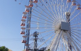 פארקי שעשועים, אומגות ופארקי חבלים עם ילדים: המדריך המשפחתי המלא – מלונה פארק וסופרלנד ועד מתחמים מקורים וגנים בחינם הגלגל הענק בלונה פארק תל אביב, אחד המתקנים המזוהים ביותר עם הפארק | צילום: צילום: Ofrashay, ויקישיתוף, CC BY-SA 4.0
