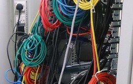 סקר IDC: רק 7% מהארגונים מעדיפים לעבוד בעיקר בענן הציבורי ארון תקשורת בחדר שרתים ארגוני. אילוסטרציה | צילום: אילוסטרציה