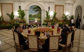 רה"מ ורעייתו בארוחת ערב עם ר"מ סינגפור ורעייתו בארמון הנשיאותי רה