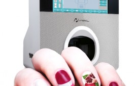 הציפורניים לובשות חג צילום: אלון גנון