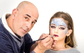 איפור כמו אלזה: איך להפוך לאלזה בפורים המאפר בועז שטיין. צילום: ניסים פרץ