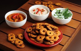 הצעת הגשה: בייגלה צ'ילי מתוק עם מאזטים של יוגורט ודלעת הצעת הגשה לאירוח קליל: בייגלה שטוחל'ה צ'ילי מתוק ומאזטים של יוגורט ועשבי תיבול, ממרח דלעת פיקנטי ומתבל גבינת שמנת וסלמון מעושן. צילום וסטיילינג: יולה זובריצקי