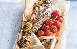 מתכון דג פורל אפוי עם אנטיפסטי דג פורל אפוי מוגש עם אנטיפסטי מעולש (אנדיב) ומעגבניות שרי. צילום: דני לרנר