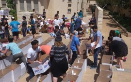 קמחא דפסחא: תושבי מיתר מתגייסים למען הקהילה קמחא דפסחא במיתר. צילום: אורית דהן