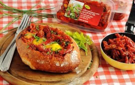 מתכון: מאפה שקשוקה עם קונפי שום ורצועות עגבניות מתובלות מאפה שקשוקה עם קונפי שום ועגבניות מתובלות. צילום: יולה זובריצקי