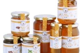 כך מגישים דבש לשולחן דבש חוות דרך התבלינים. צילום אלוניס