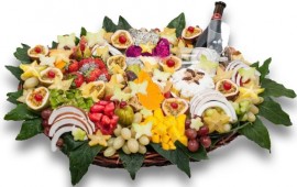 איזו מתנה רצוי להביא למארחים שלכם בסדר פסח? סלסלת פירות משופעת פינוקים נוספים (צילום:פרי גנך)