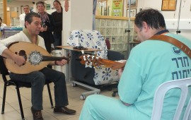 בריאות והנאה - נגן העוד עימאד דלאל שימח את המטופלים עימאד דלאל נגן עוד , מנצח ומרצה בכיר במכללת צפת. צילום: מיה צבן, דוברת המרכז הרפואי פדה- פוריה